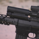 Imagen para el artículo titulado La mira de este rifle enfoca igual de rápido que el ojo humano